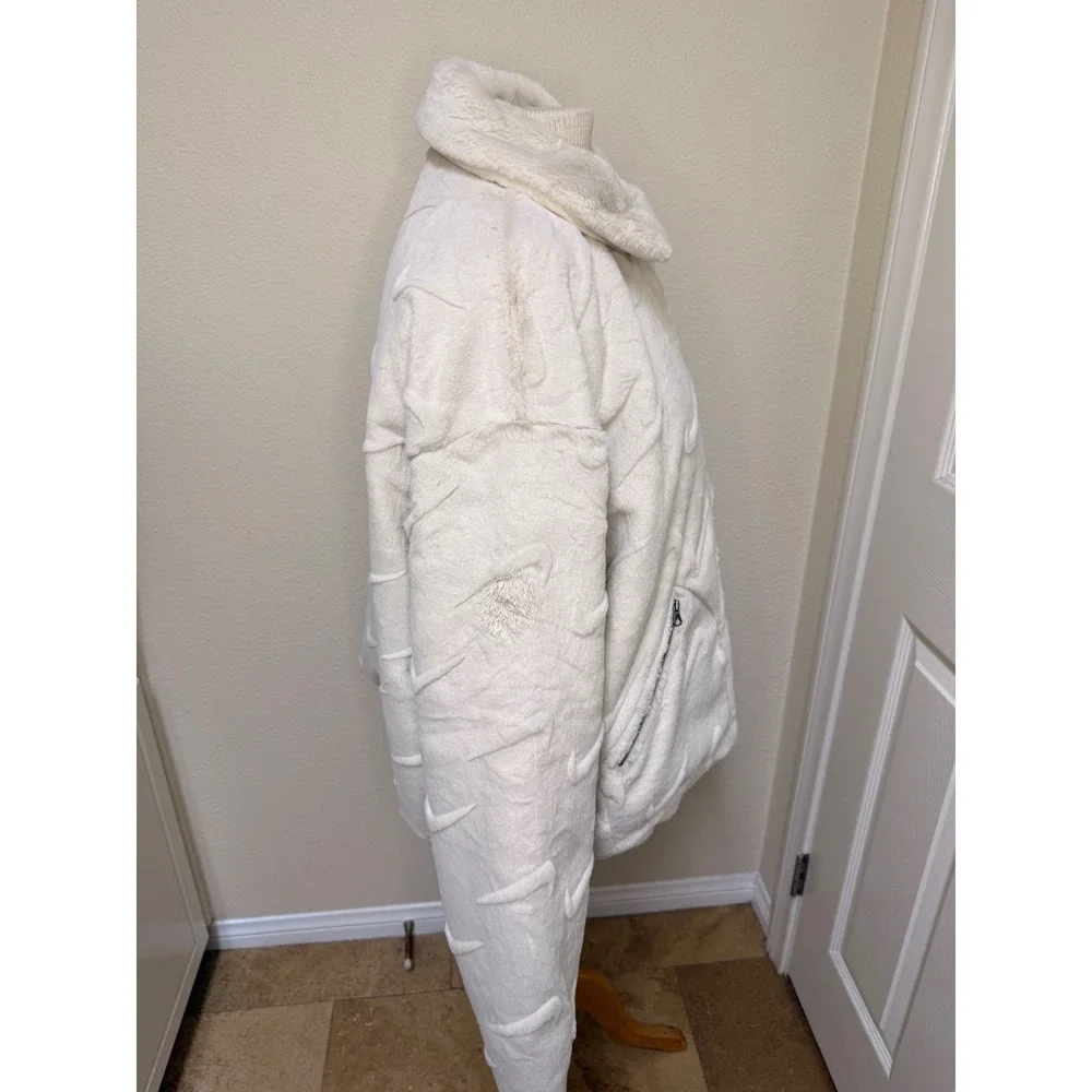 Nike Sportswear Essentials Faux Fur Jacket Cream All Over Swoosh XL CU6558-110